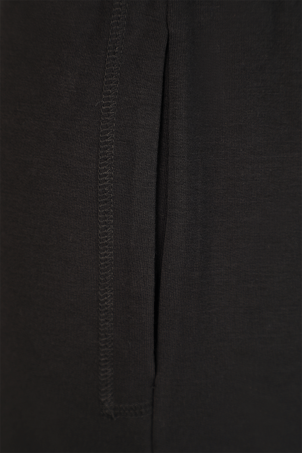 תמונה אחורית של מכנסי ג'וג מתרחבים שחורים