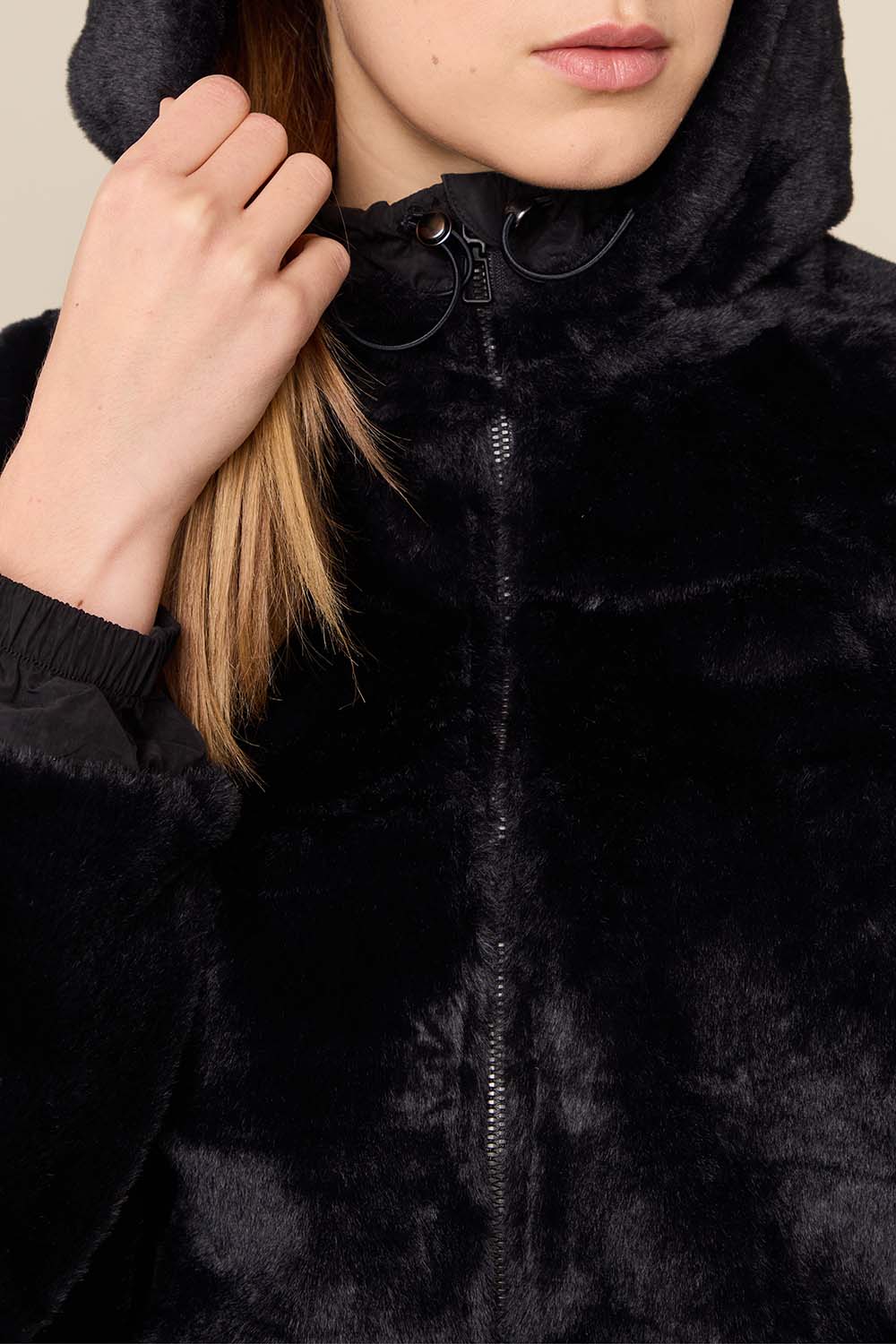 תמונת תקריב דוגמן של Faux Fur Full-Zip Hoodie