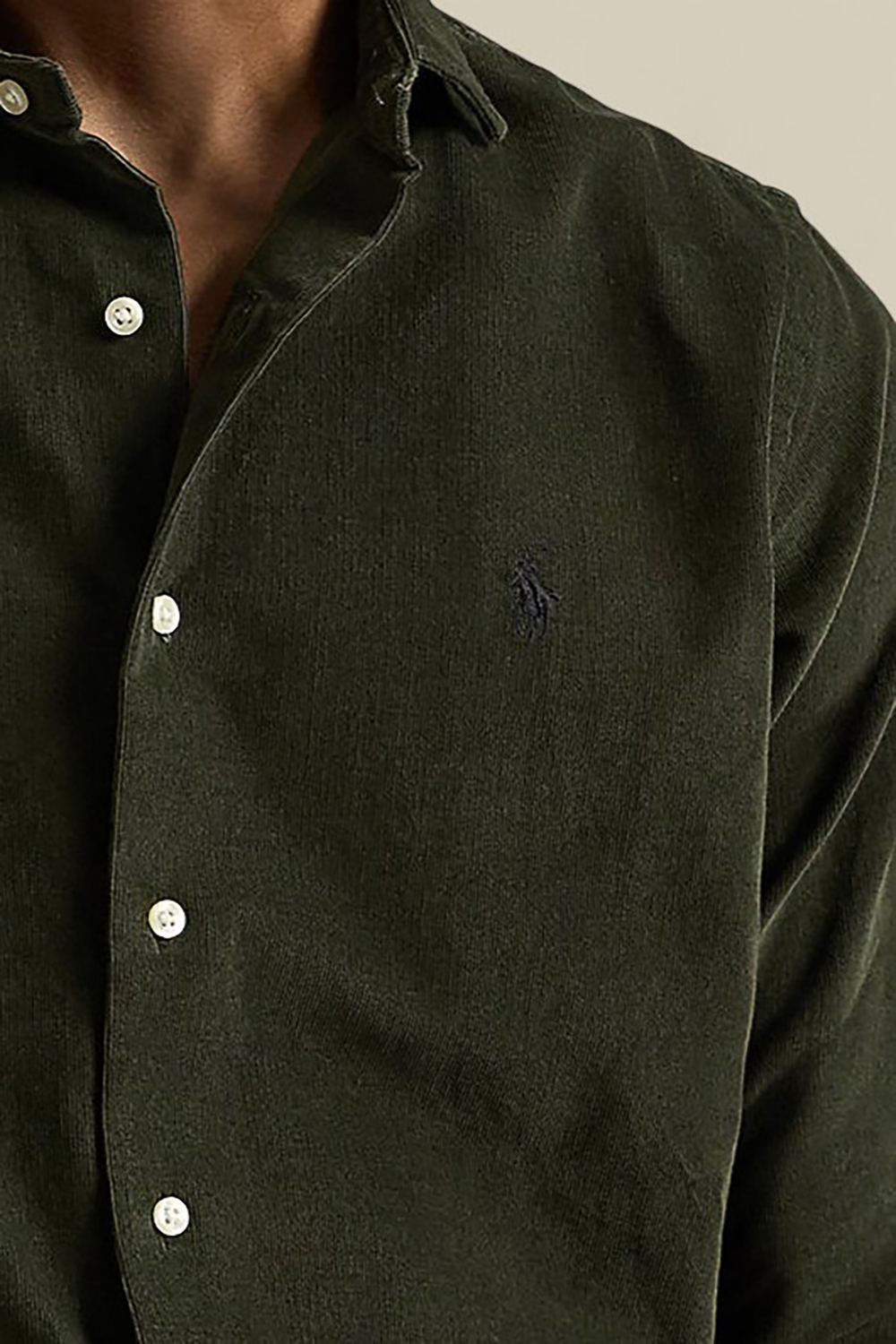 תמונת תקריב דוגמן של חולצה מכופתרת