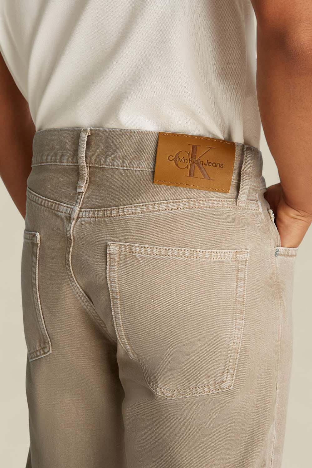 תמונת תקריב דוגמן של מכנסי ג'ינס ישרים