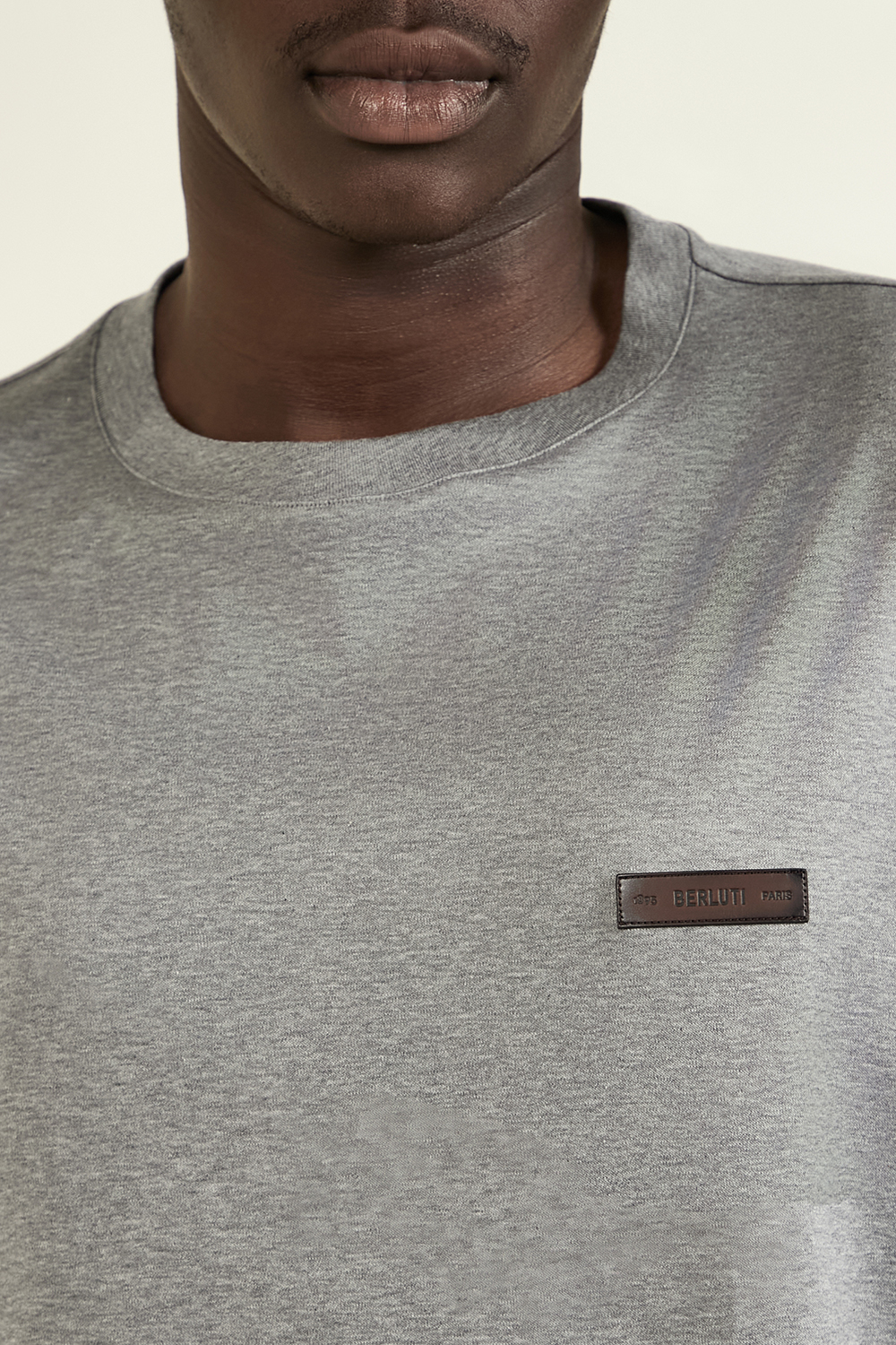 תמונת תקריב דוגמן של חולצת טי