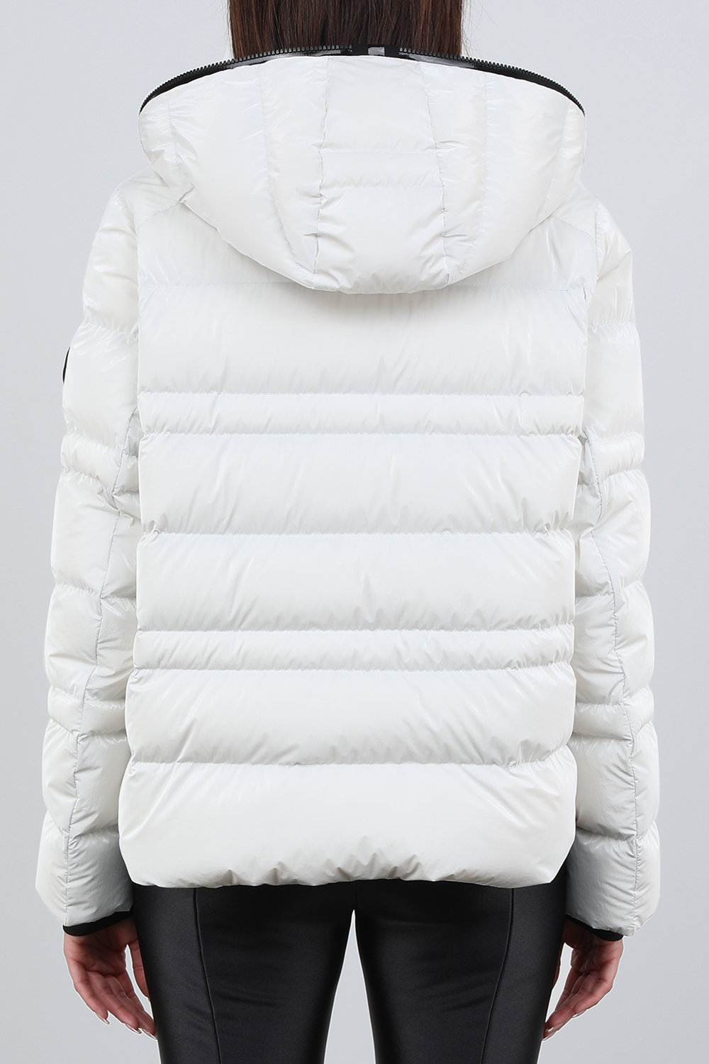 תמונת דוגמן אחורית של מעיל פוך קפוצ'ון עם לוגו