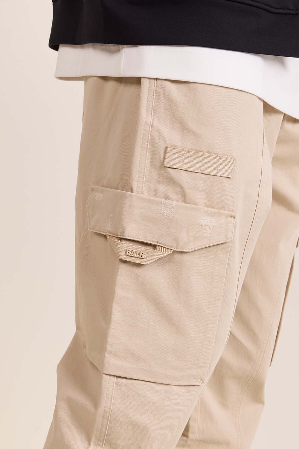 תמונת תקריב דוגמן של מכנסי קרגו