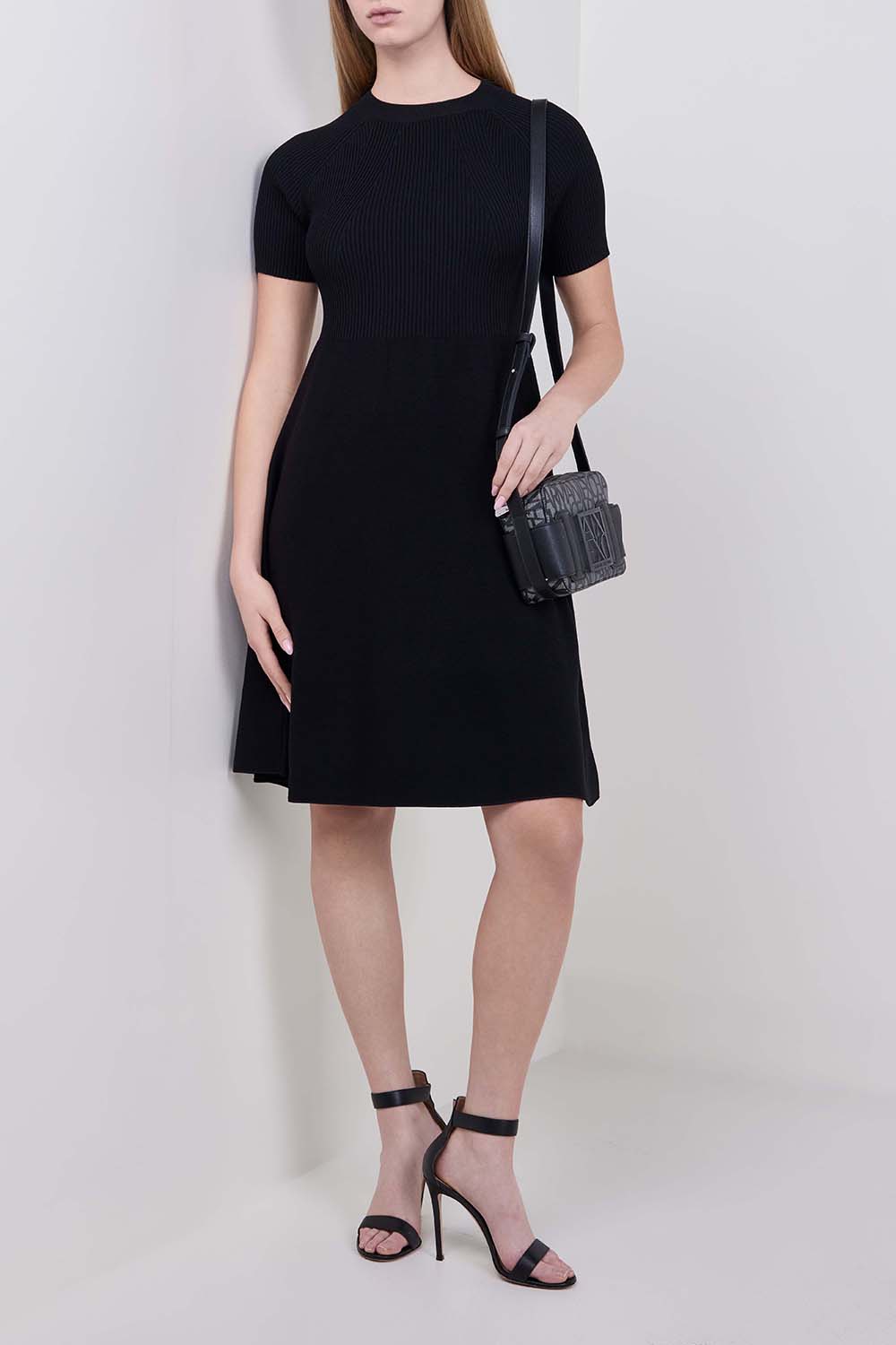 תמונת דוגמן קידמית של תיק קרוסבודי מיני