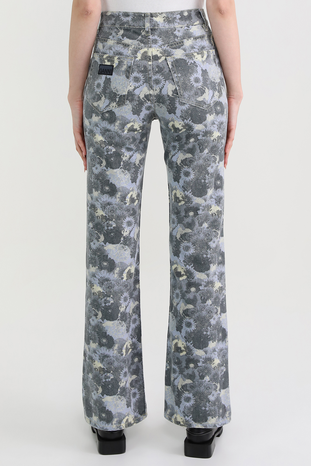 תמונת דוגמן אחורית של מכנסי ג'ינס מתרחבים עם הדפס פרחוני