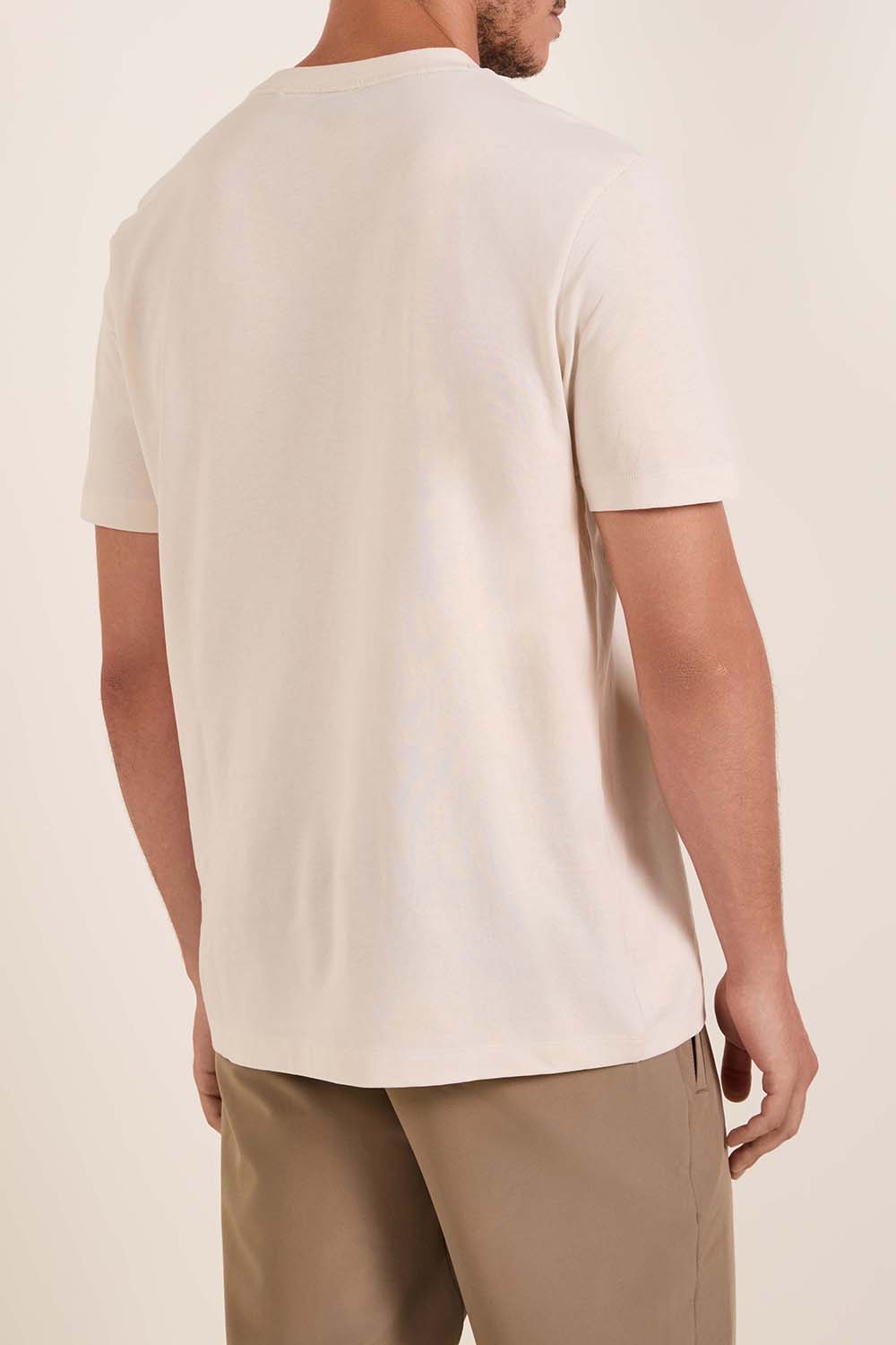 תמונת דוגמן אחורית של חולצת טי