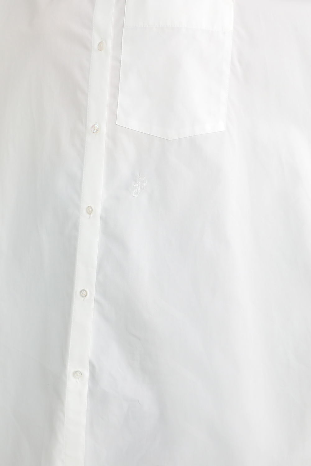 תמונת תקריב דוגמן של חולצה מכופתרת ארוכה אוברסייז