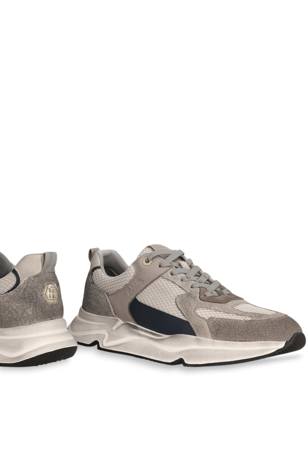 תמונת תקריב של נעלי סניקרס