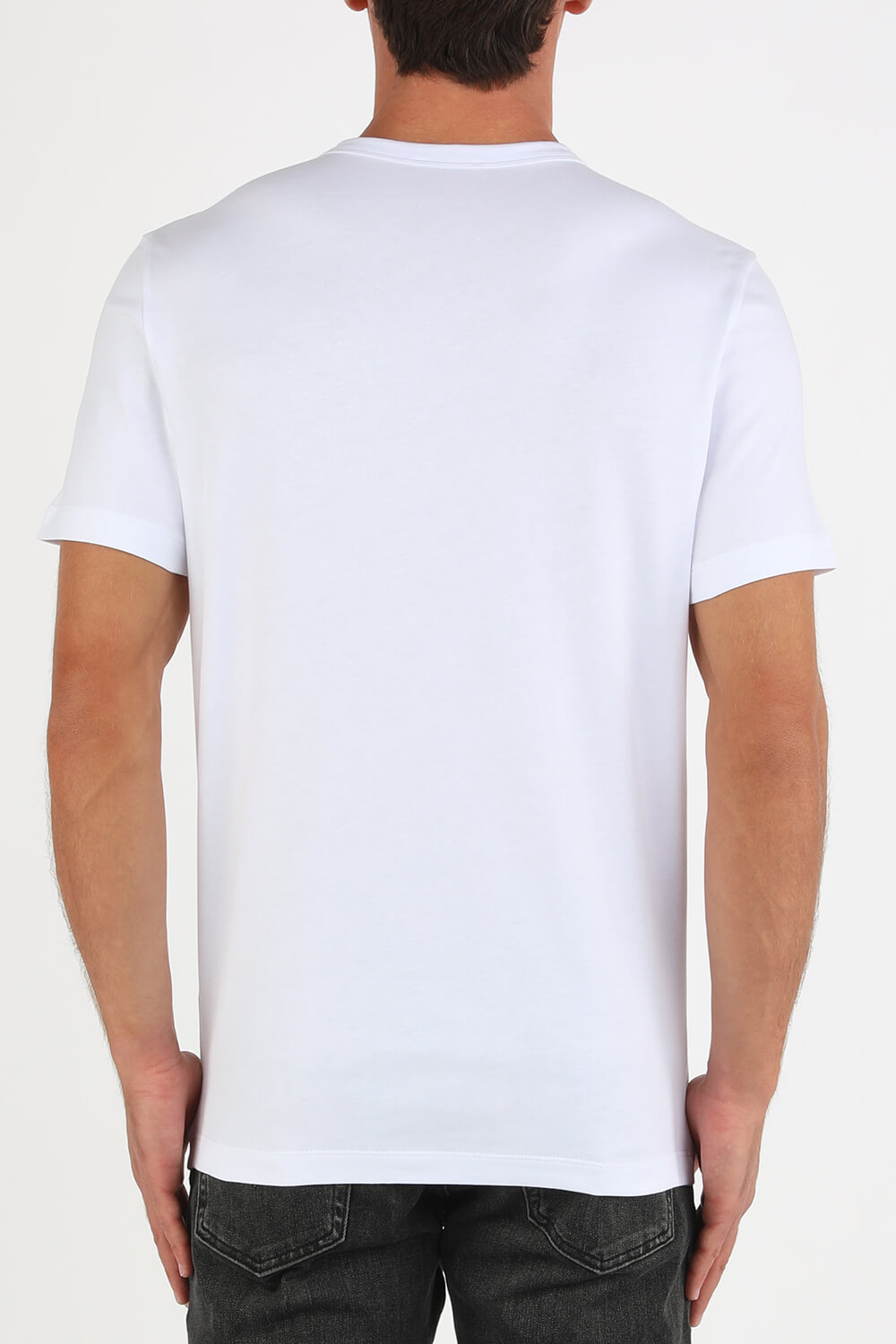 תמונת דוגמן אחורית של חולצת טי עם לוגו סיליקון בצבע לבן