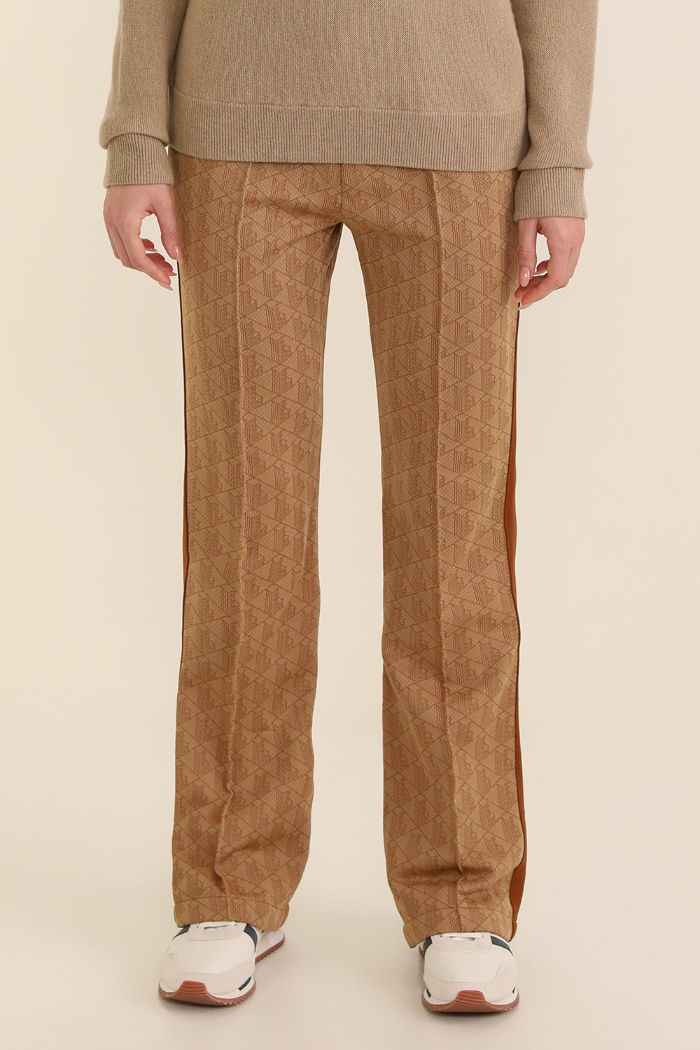 תמונת דוגמן קידמית של מכנסיים מונוגרמים גבוהים