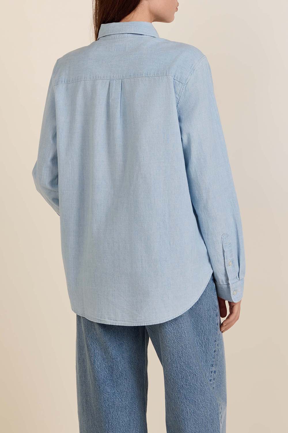 תמונת דוגמן אחורית של חולצת כפתורים קלאב