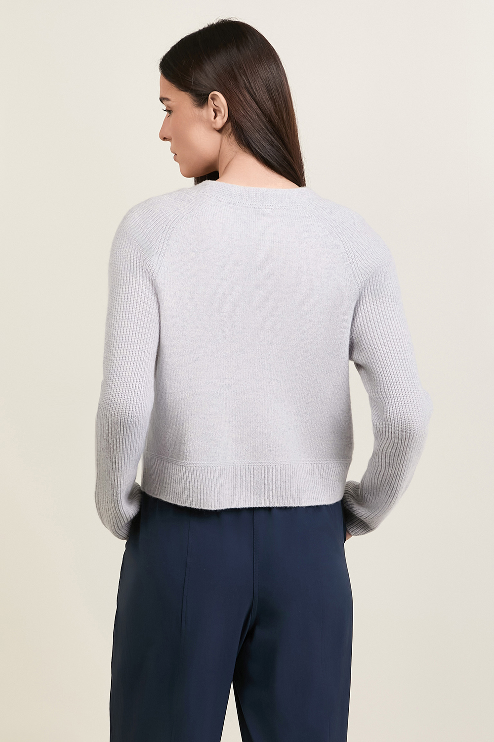 תמונת דוגמן אחורית של Cashmere Slim-Fit Cardigan