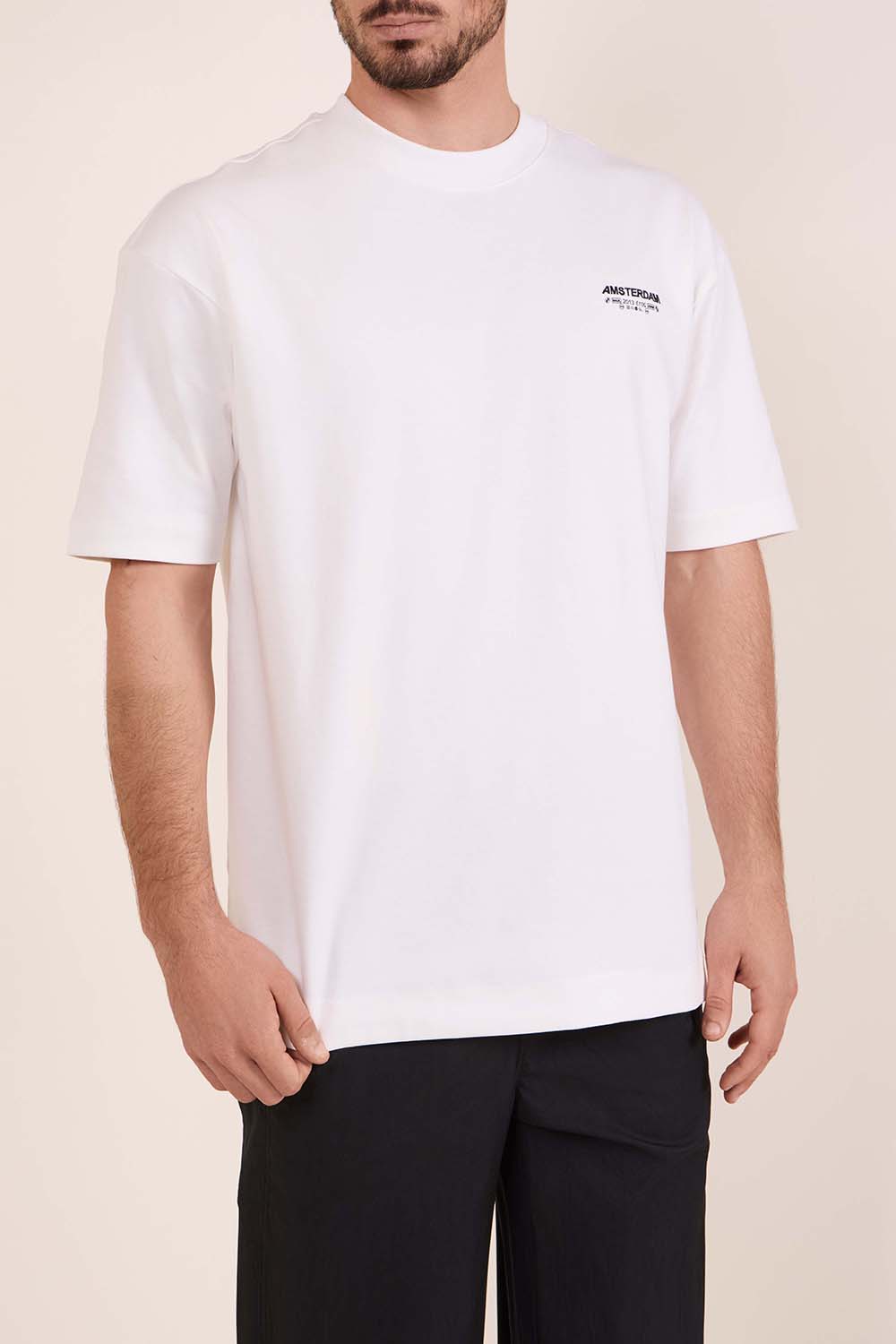 תמונת דוגמן קידמית של חולצת טי אוברסייז