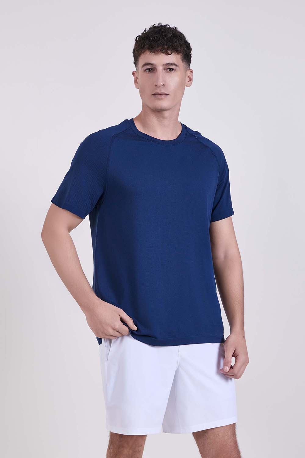 תמונת דוגמן קידמית של Metal Vent Tech Short-Sleeve Shirt