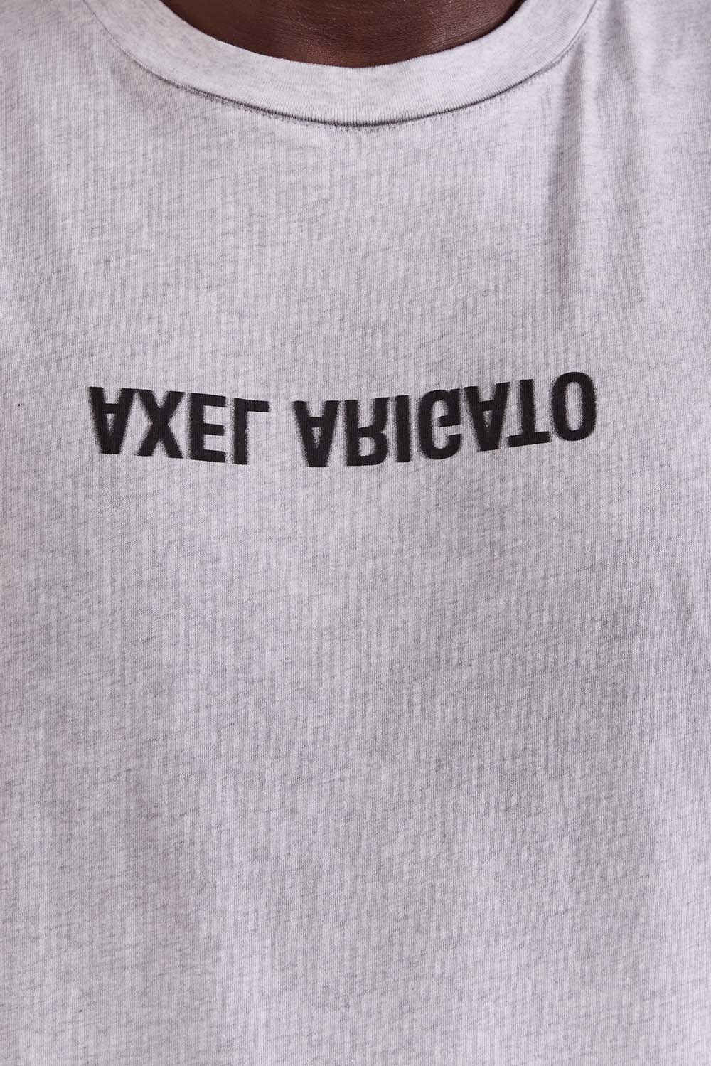 תמונת תקריב דוגמן של חולצת טי