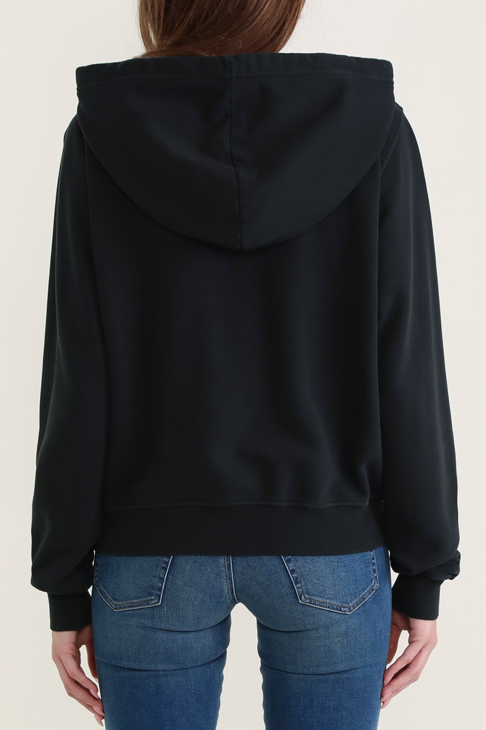 תמונת דוגמן אחורית של סווטשירט קפוצ'ון לוגו