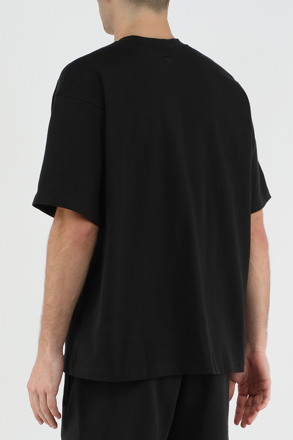 תמונת דוגמן אחורית של אדידס X פארל וויליאמס חולצת טי