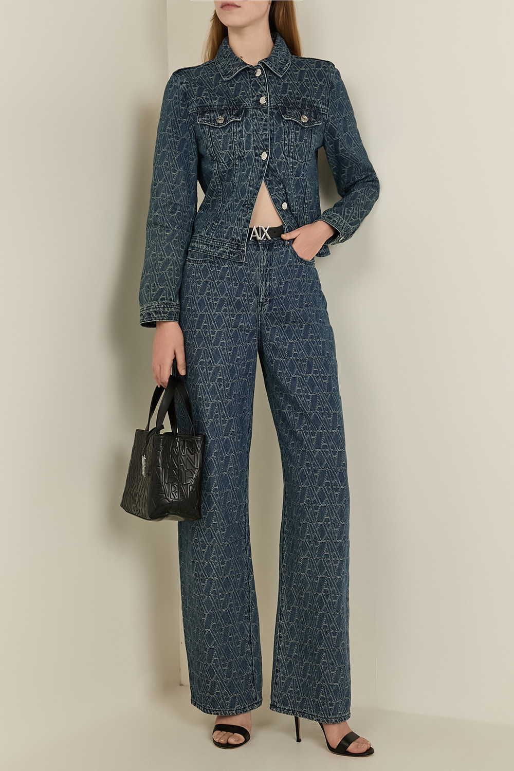 תמונת דוגמן קידמית של חגורה מעור עם אבזם מונוגרמי