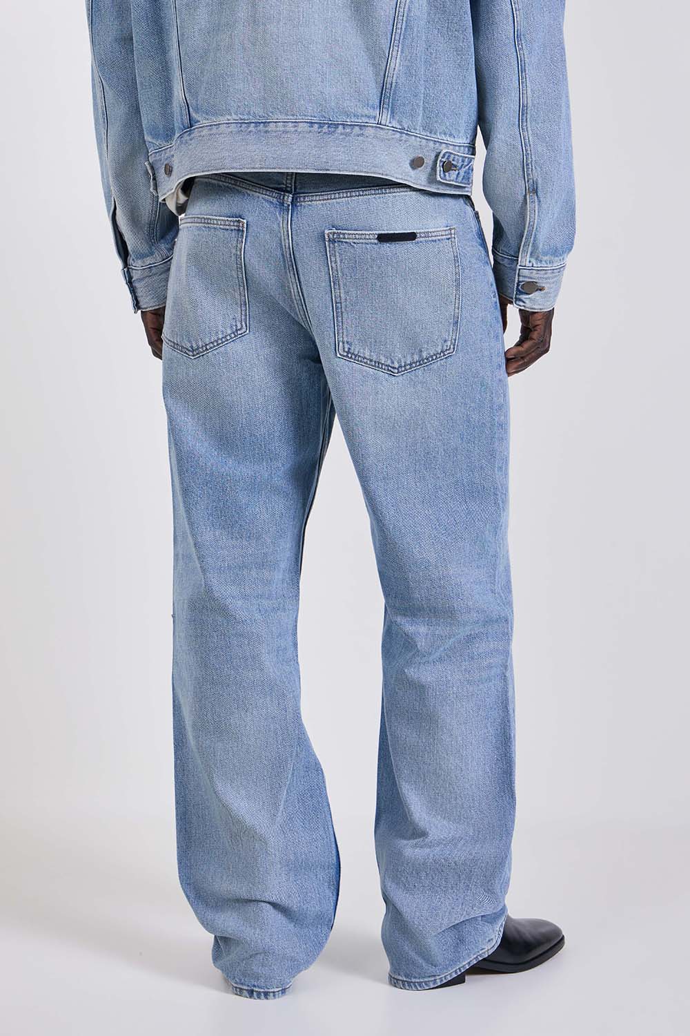 תמונת דוגמן אחורית של חולצת טי בגזרת אוברסייז