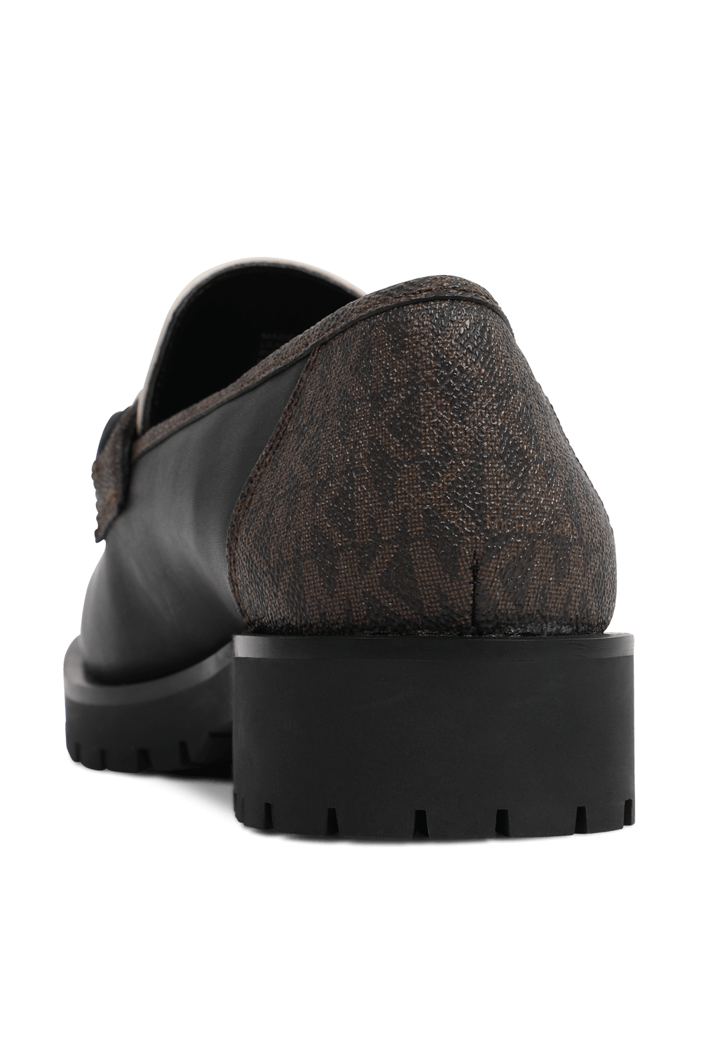 תמונה אחורית של נעלי מוקסינים מעור עם הדפס מונוגרמי בגווני חום ושמנת