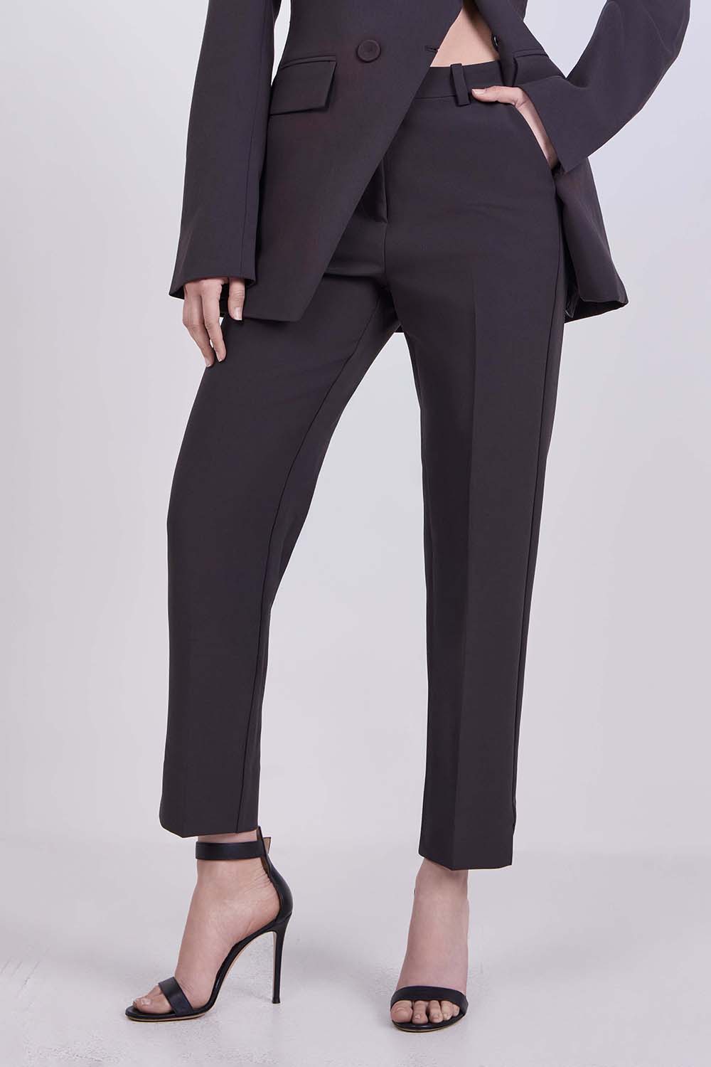 תמונת דוגמן קידמית של מכנסיים ארוכים