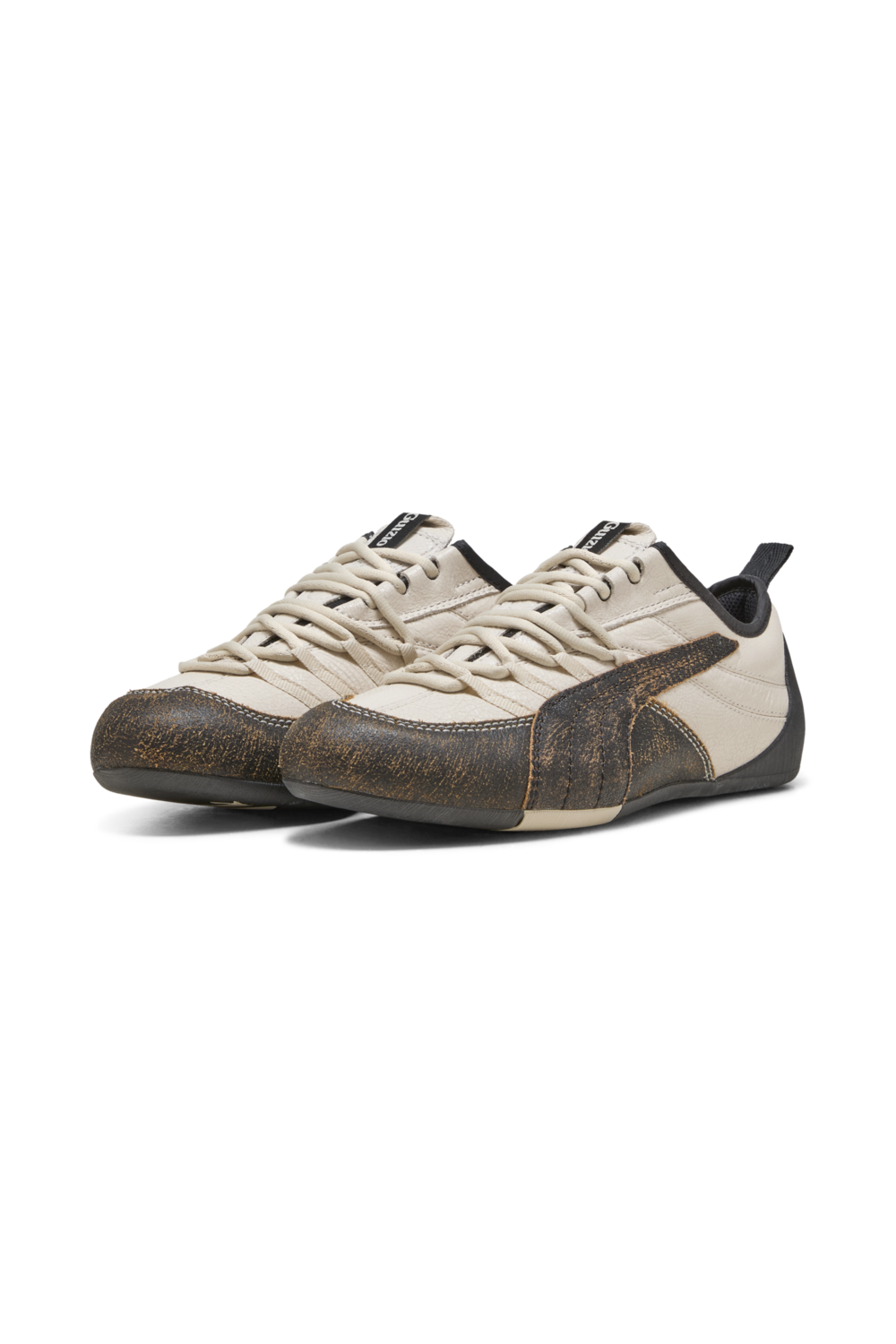 תמונת תקריב של נעלי סניקרס