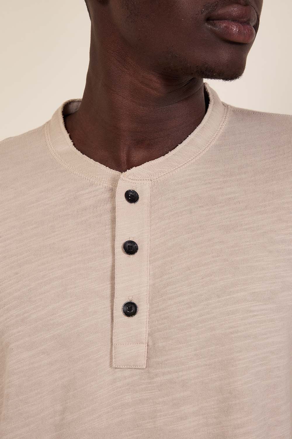 תמונת תקריב דוגמן של חולצת טי שרוול ארוך