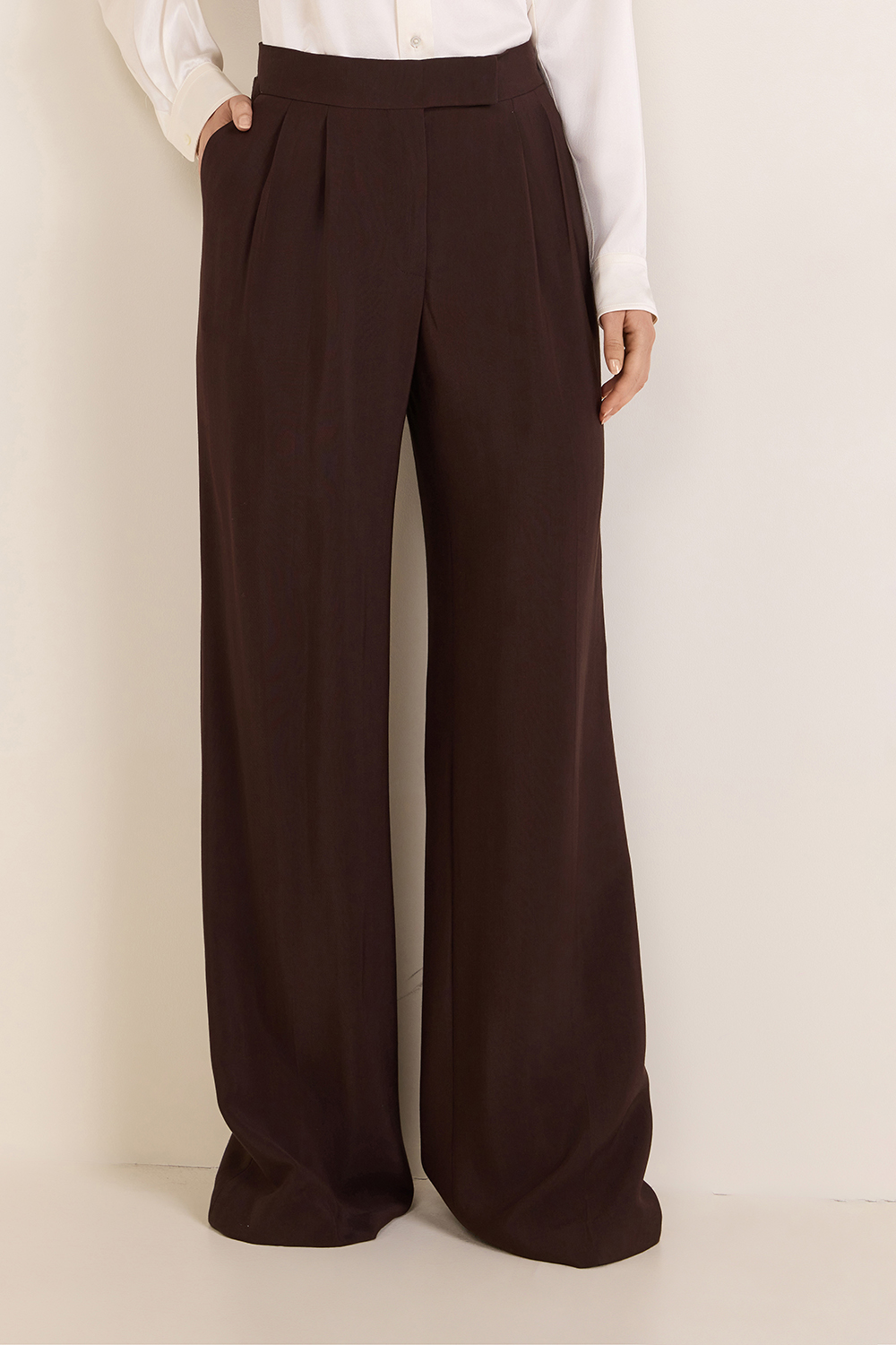 תמונת דוגמן קידמית של מכנסיים רחבים