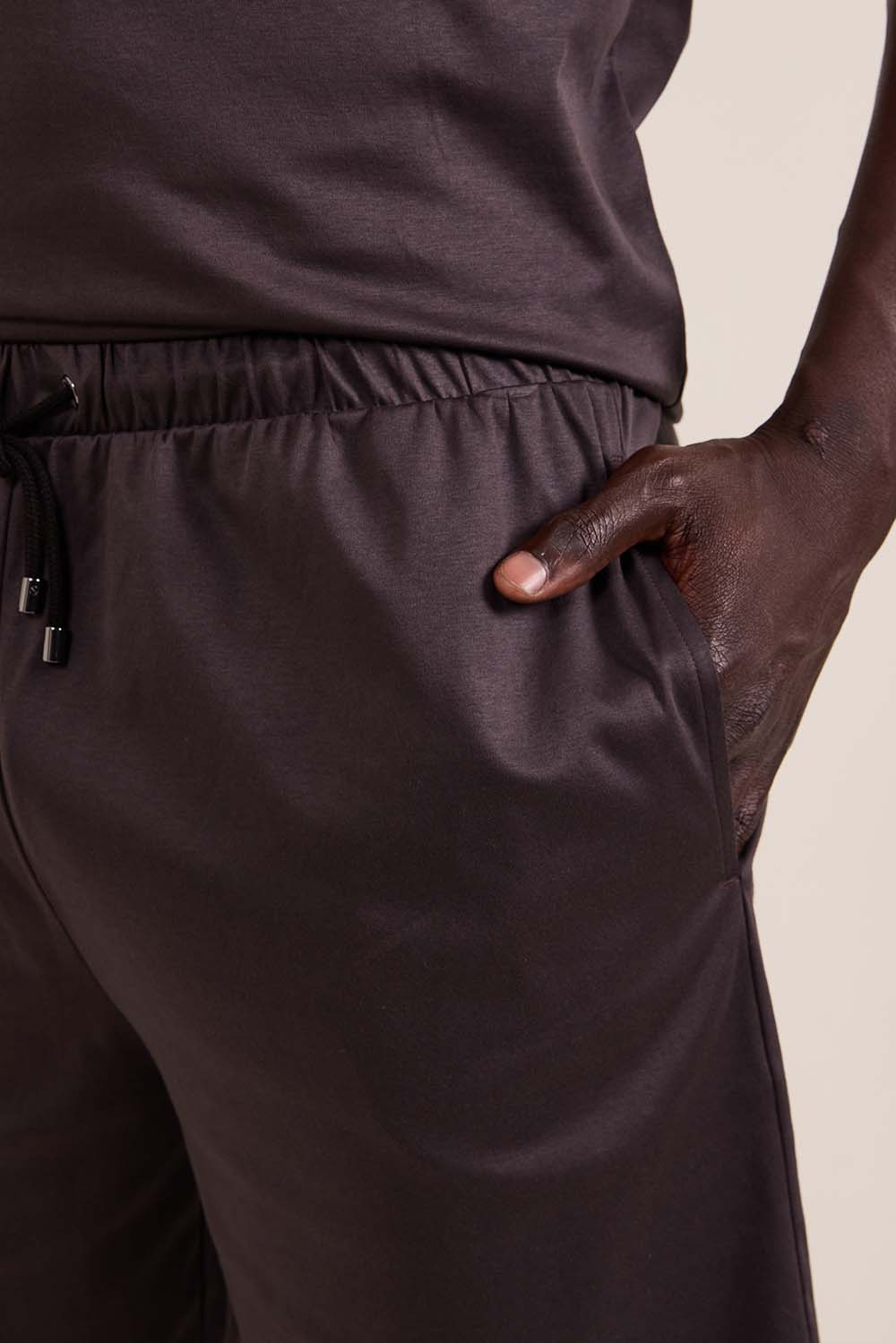 תמונת תקריב דוגמן של מכנסיים