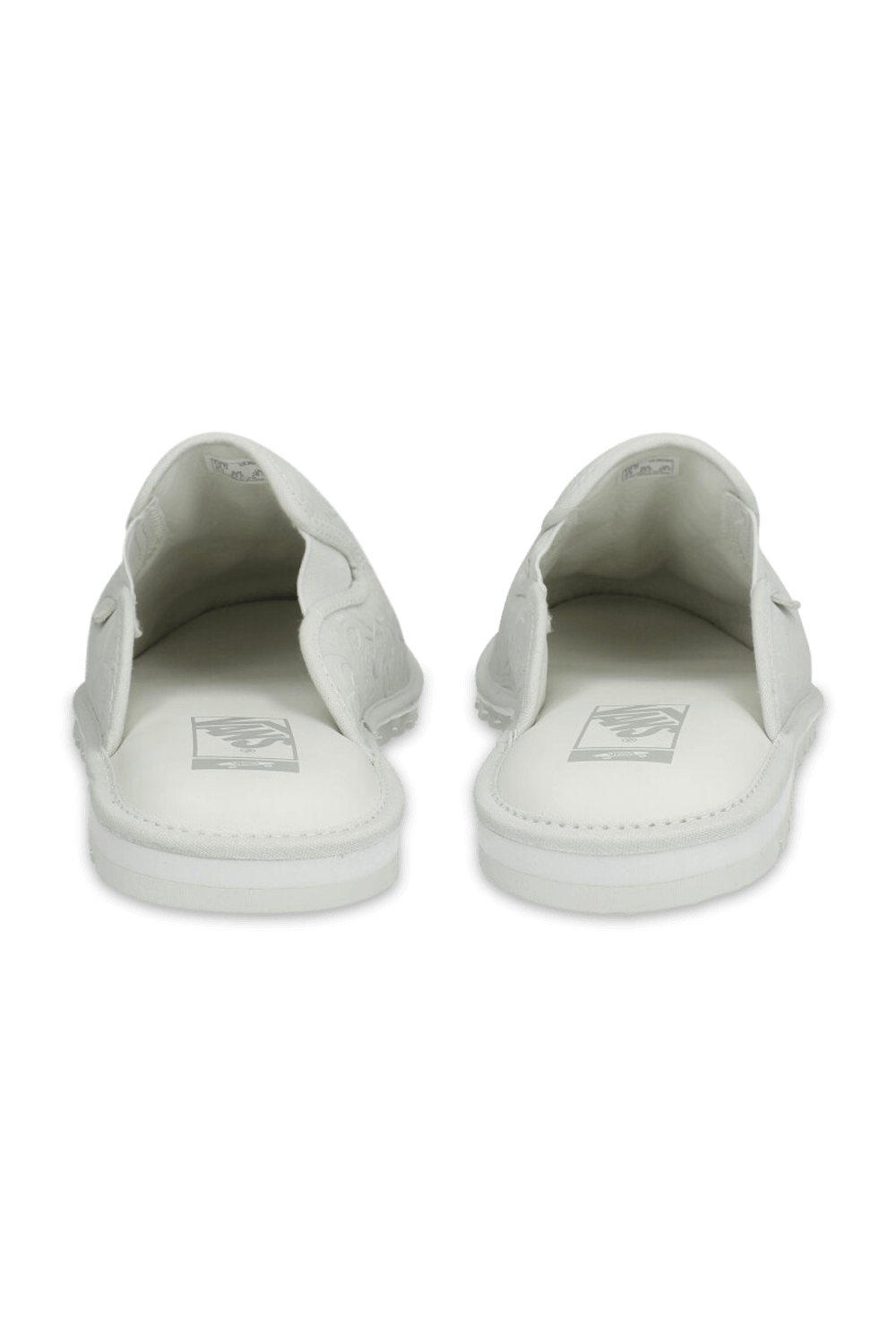 תמונת תקריב של נעלי מיולס