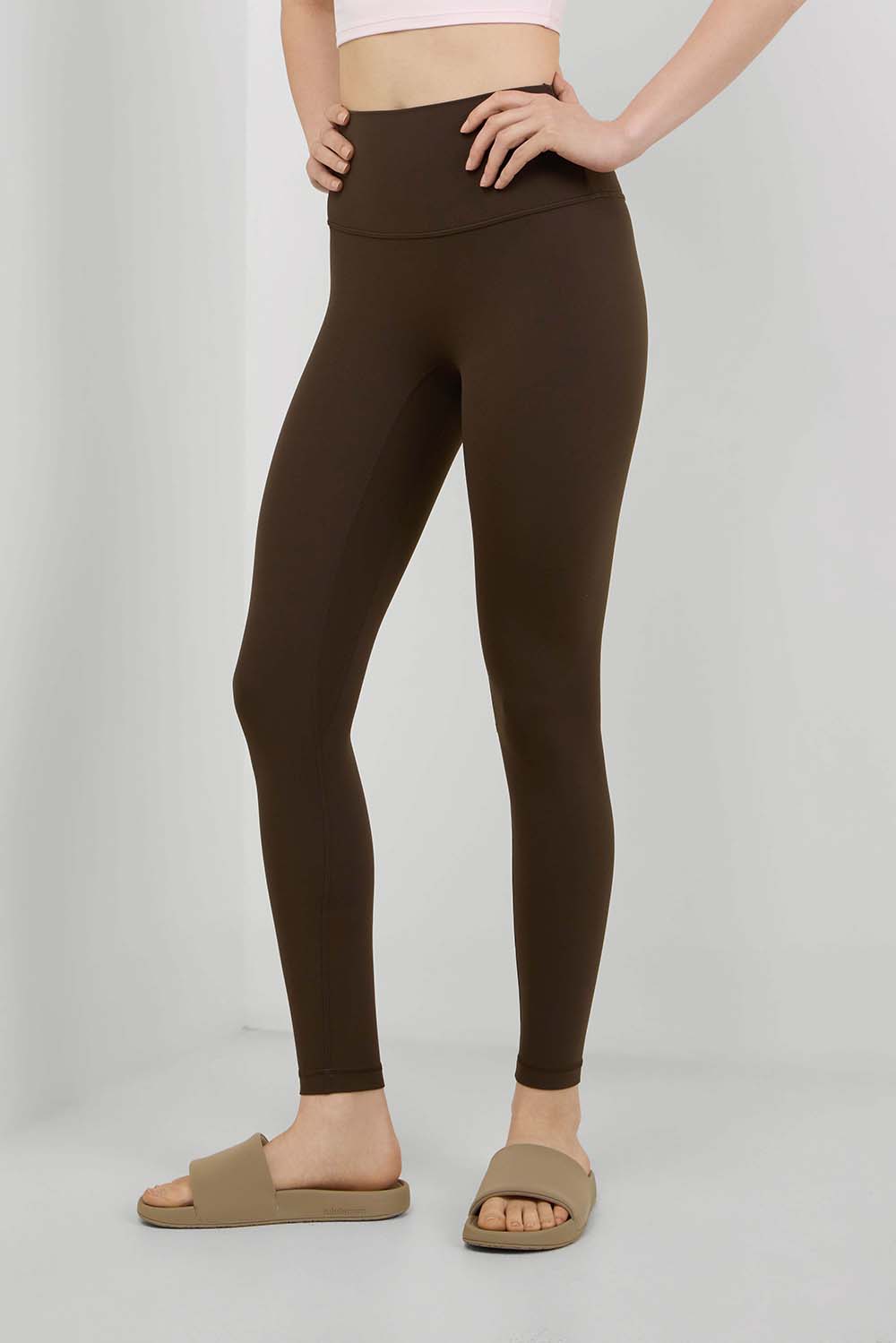 תמונת דוגמן קידמית של LULULEMON ALIGN&trade; NO LINE HR PANT 25
