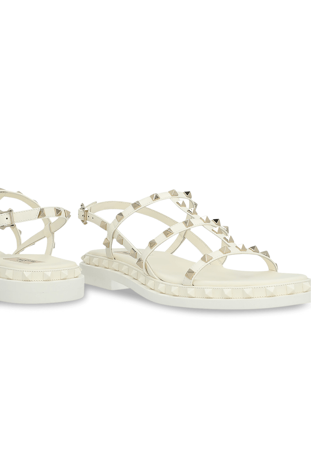 תמונת תקריב של סנדלים