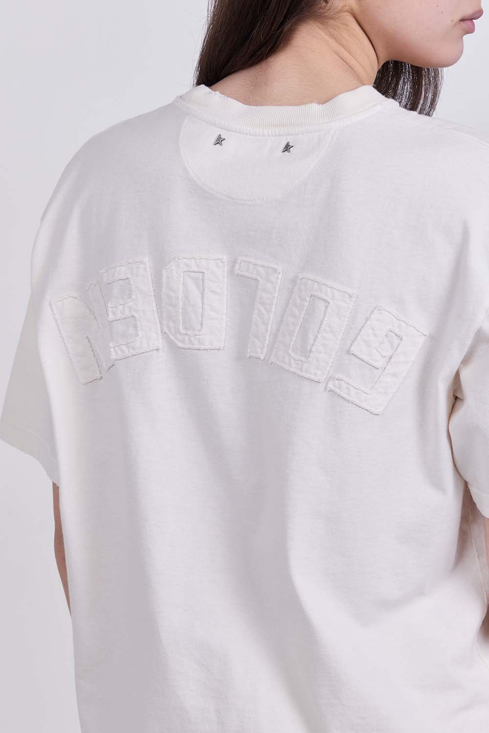 תמונת תקריב דוגמן של חולצת טי בגזרה מרובעת