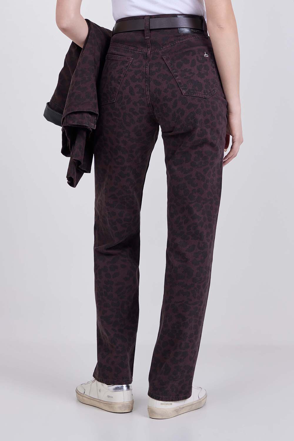 תמונת דוגמן אחורית של מכנסי ג'ינס בגזרה ישרה