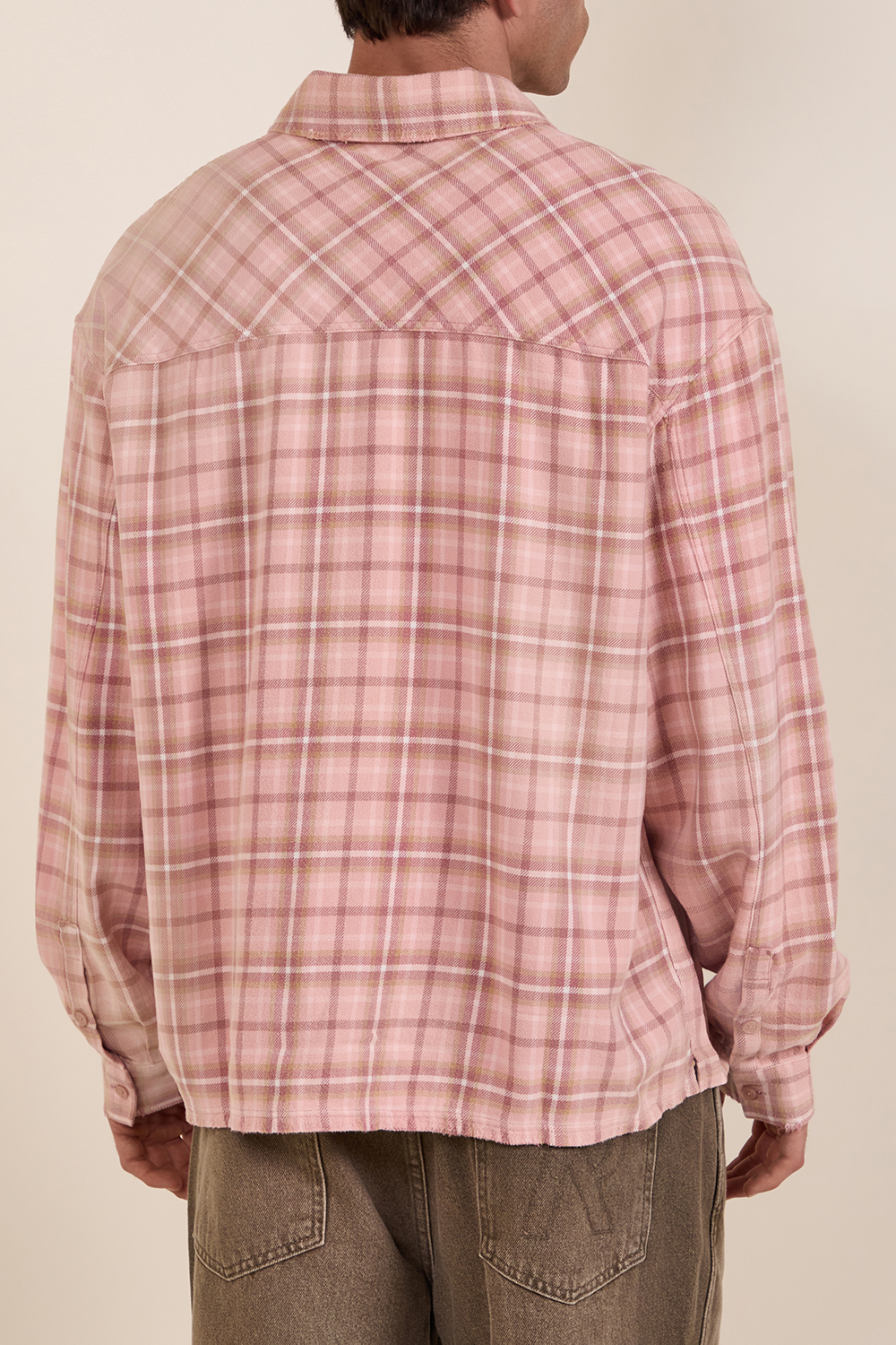 תמונת תקריב דוגמן של חולצת כפתורים פלאנל