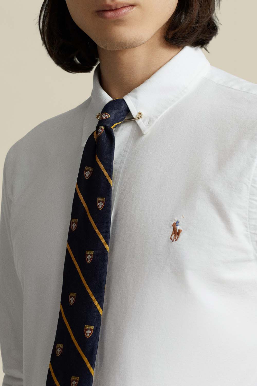 תמונת תקריב דוגמן של חולצה מכופתרת אוקספורד סלים פיט