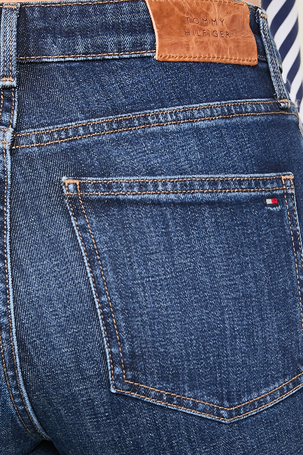 תמונת תקריב דוגמן של מכנסי ג'ינס בוטקאט ישרים