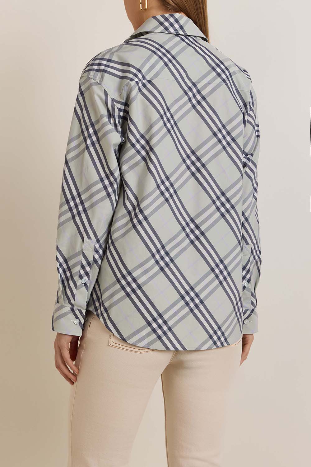 תמונת דוגמן אחורית של חולצה מכופתרת