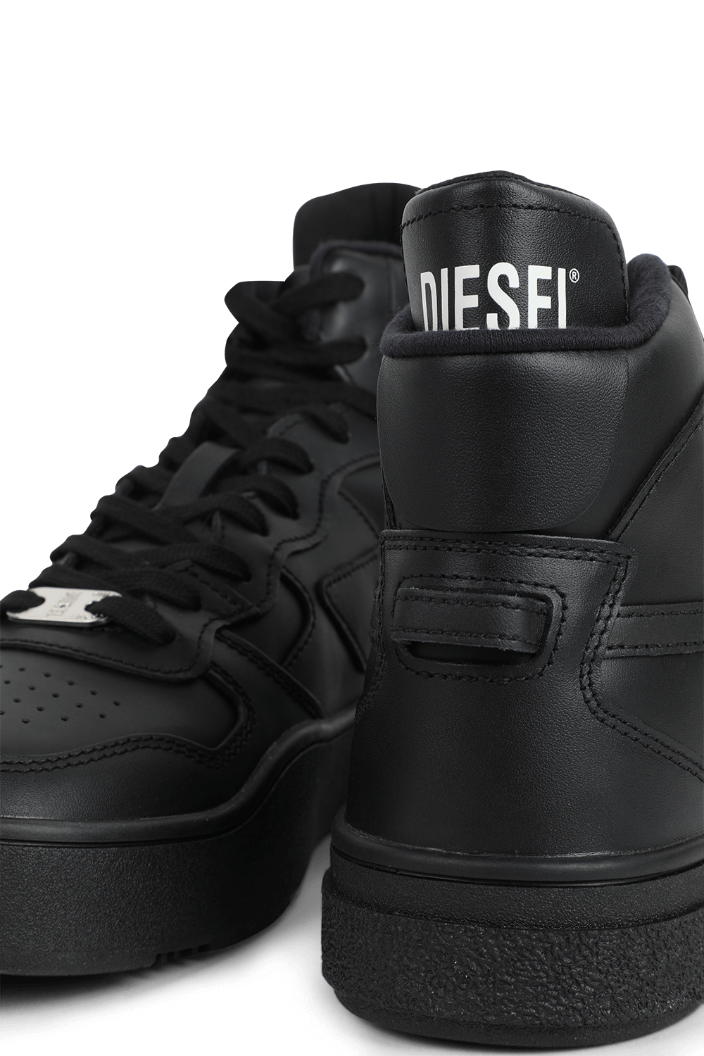 תמונת תקריב של סניקרס גבוהות מעור שחור