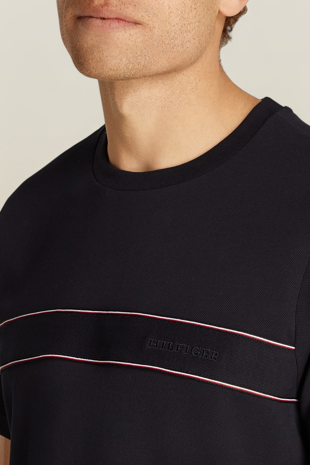 תמונת תקריב דוגמן של חולצת טי