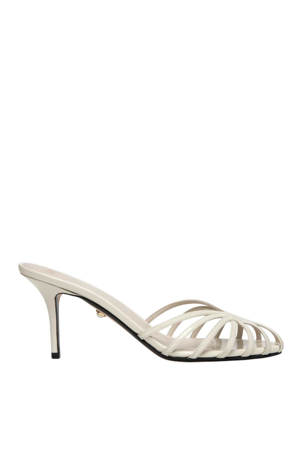 תמונה קידמית של סנדלי עקב