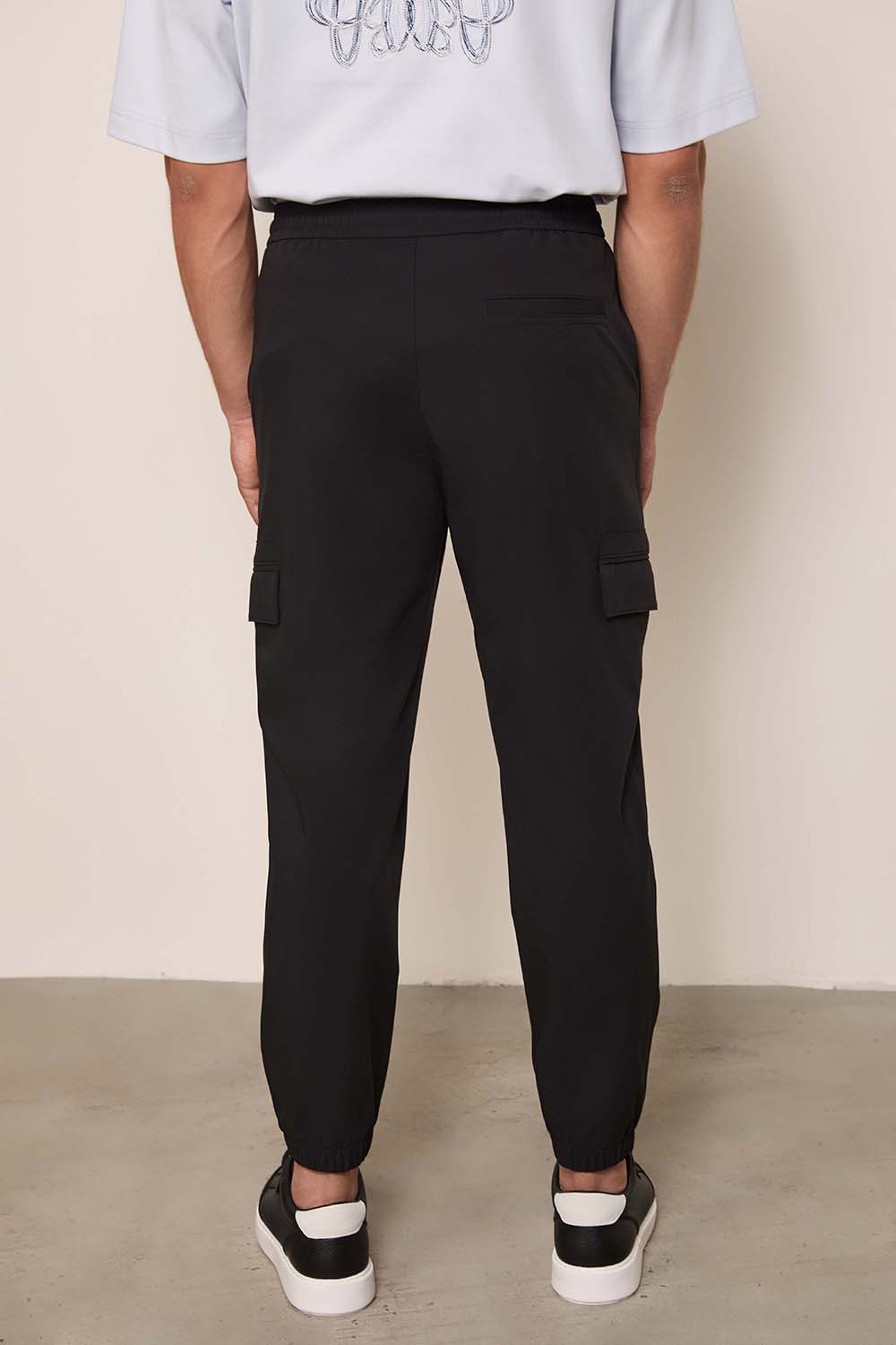 תמונת דוגמן אחורית של מכנסיים ארוכים