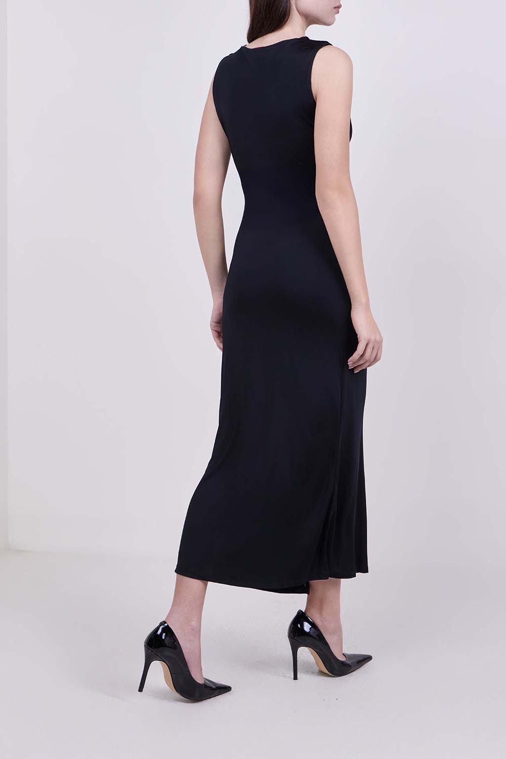 תמונת דוגמן אחורית של שמלת מידי בגזרת סלים