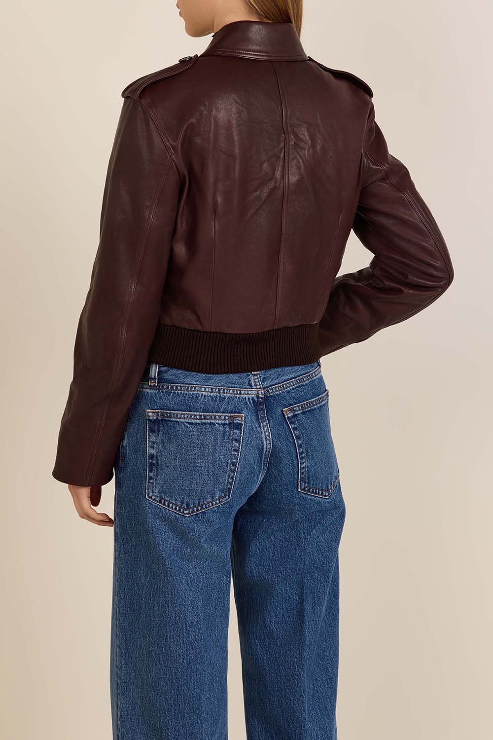 תמונת דוגמן אחורית של ז'קט עור