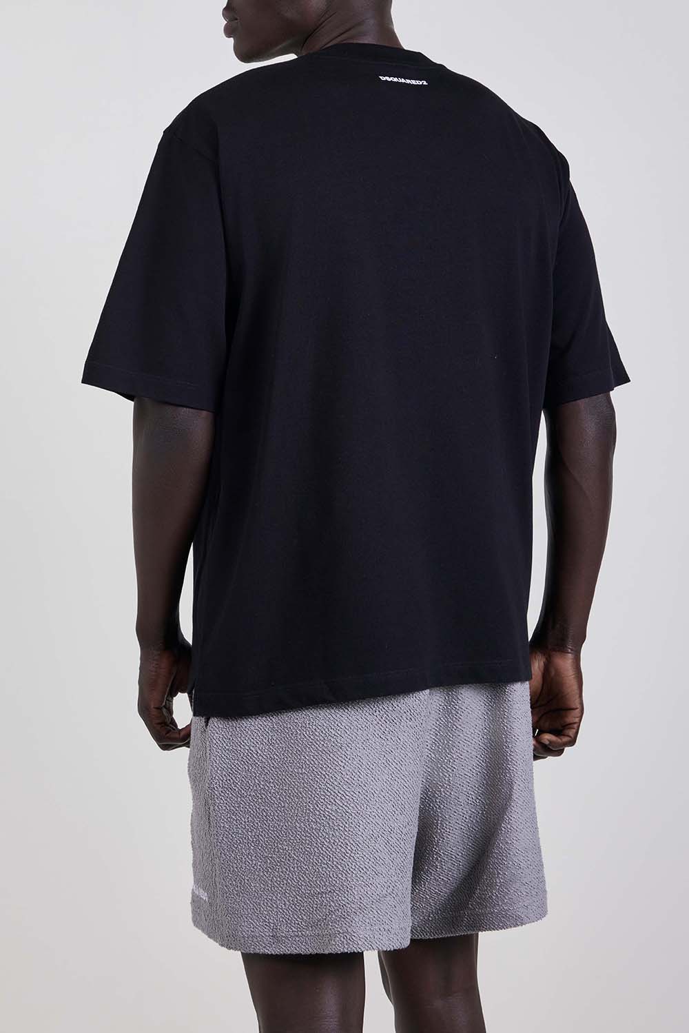 תמונת דוגמן אחורית של חולצת טי