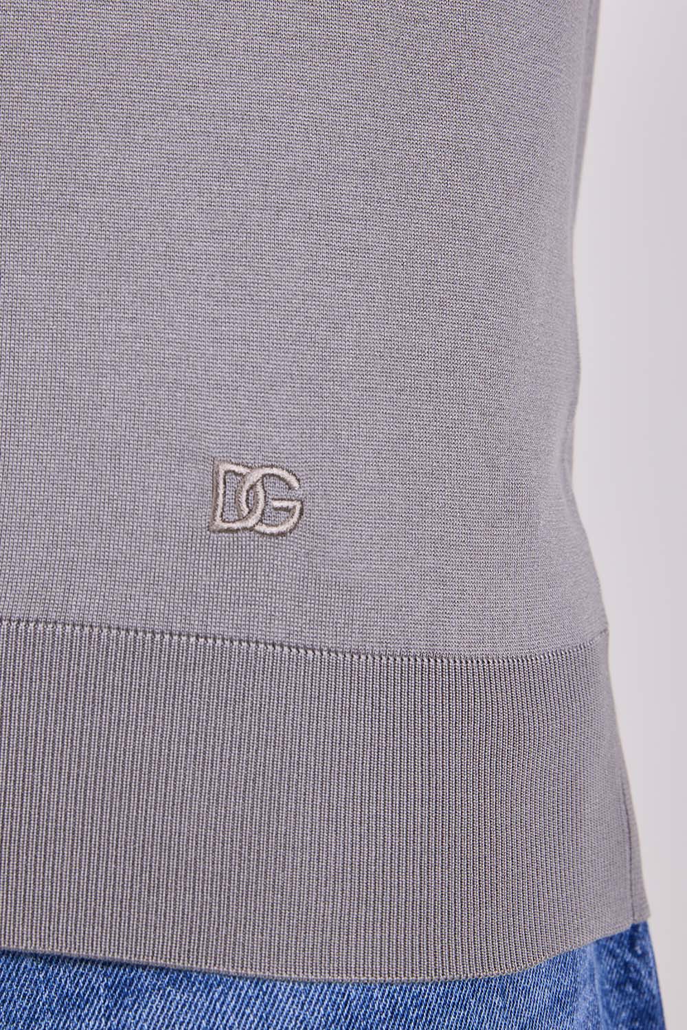 תמונת תקריב דוגמן של חולצת טי סריג