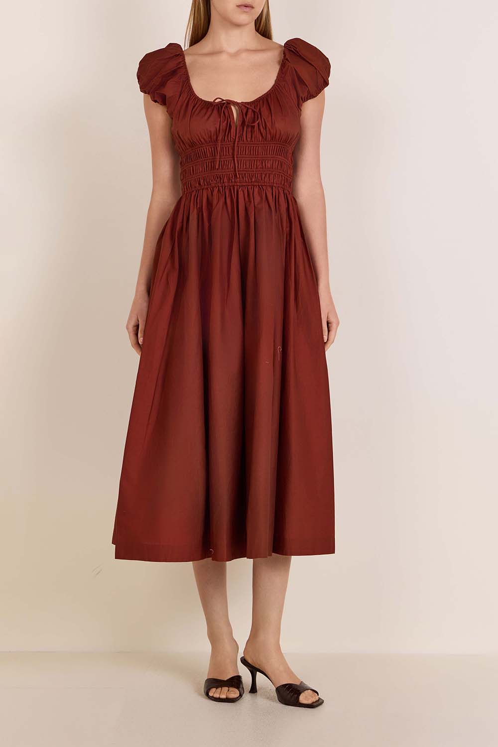 תמונת דוגמן קידמית של שמלת מידי קווין