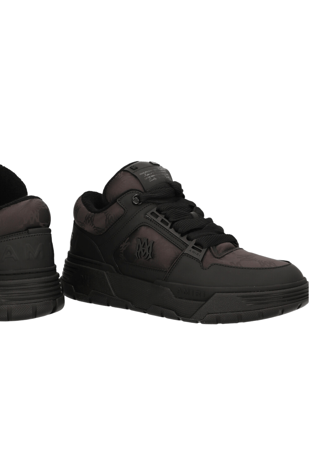 תמונת תקריב של נעלי סניקרס MA-1