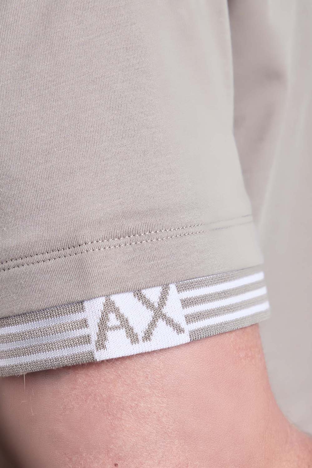 תמונת תקריב דוגמן של חולצת טי בגזרת סלים