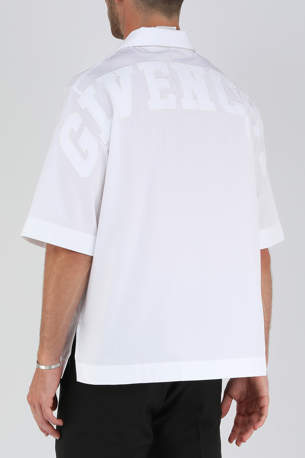 תמונת דוגמן אחורית של חולצה מכופתרת קצרה לבנה עם כיתוב לוגו